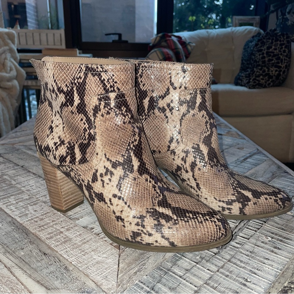 ANNE KLEIN BOOTIES!!!!